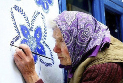 boredpanda:   90-Year-Old Czech Grandma Turns Small Village Into Her Art Gallery By Hand-Painting Flowers On Its Houses
