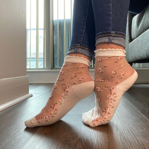 Young Pink Flowers Sheer Socks Shop it Nowhttps://globaltrendz.ca/collections/women-embroidered-fl