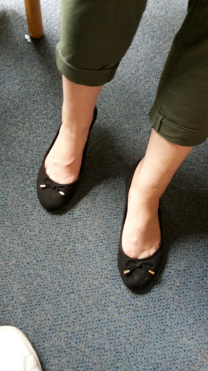 marninfeet: Her hot feet in flats! Part ½