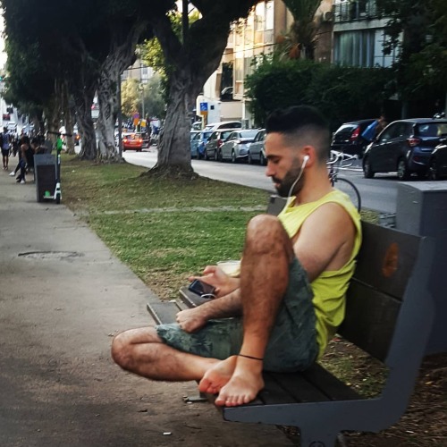 אני אוהב איך שגברים ישראלים מרגישים חופשי להראות את הרגליים שלהם בפומבי I like how men in Israel fee