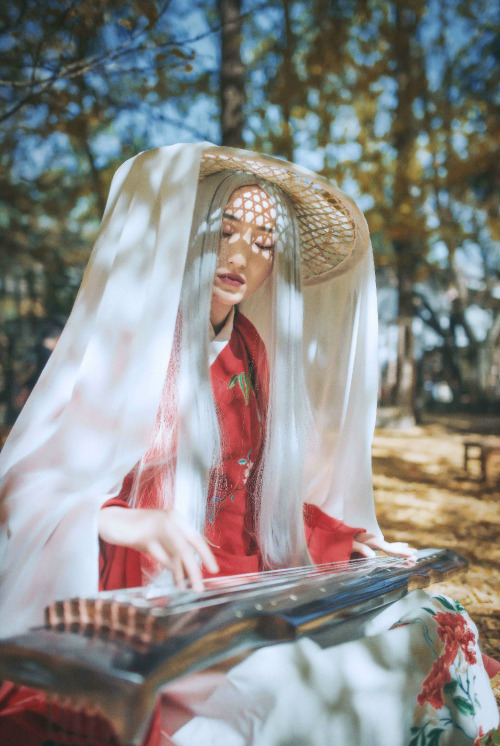 Traditional Chinese hanfu photography. #发如雪# Photo by 隔壁家的马乐  Place: Tengchong.