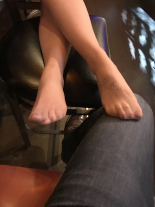 transparentfantasy:  Little tease while I complete my sign language homework at the bar!! 😉  Megababe, feetbabe ❤️❤️❤️