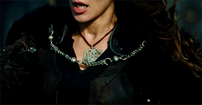 arthurpendragroans:The Red Spear (Guinevere) + Dragon Symbols in her jewelry, banners and sails: oft
