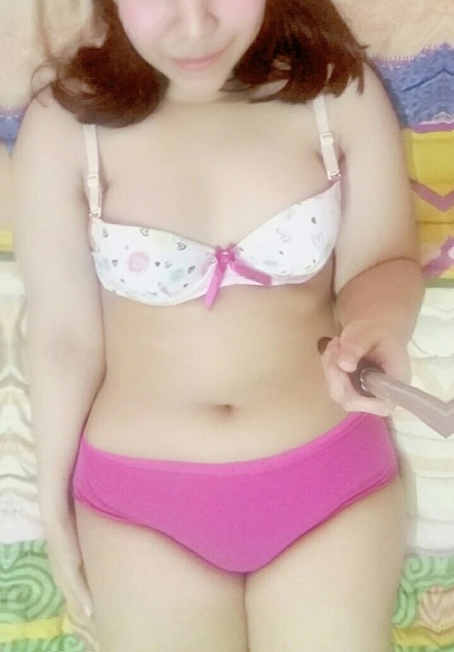 peminatmakcikmilf:pemburugambar:Tembamnya yg pink tu..tengok dari lekuk bontot mcm beso. sedap ni. k