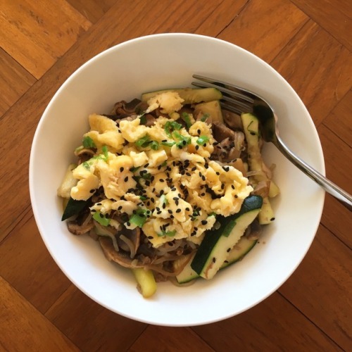 Stir-fried zucchini, mushrooms, green capsicum and konjac noodles, topped with egg, spring onion + s