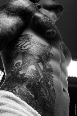 Hotattooedmale:  Hazeleyes2012:  Sugarkane444: Oooh Fuck That’s Hot   Follow Me :For