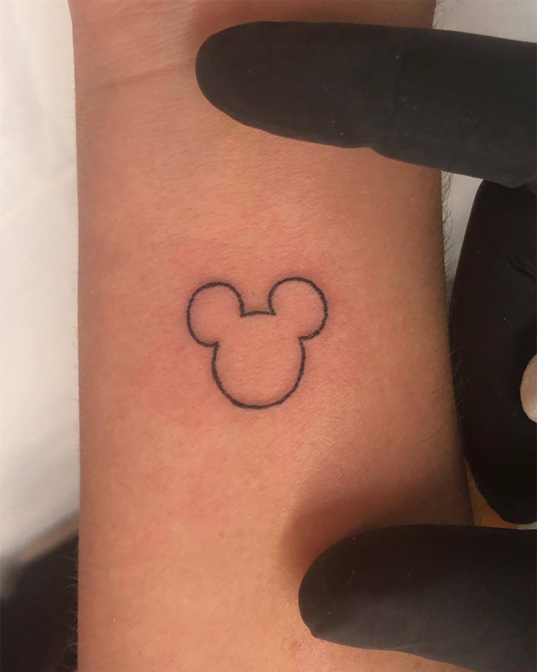 Iitty bitty Mickey Mouse outline by...