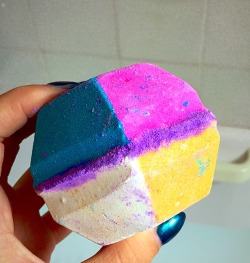 lovealwaysbabygirl:  lushmania:  Lush Oxford Street: Experimenter Bath Bomb. Well this is the coolest bath bomb I have ever used, the water was literally luminous. And then it was silver and so sparkly! I highly recommend this one!  Need