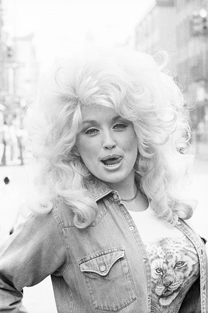 algemesi13: Country singer Dolly Parton poses for a portrait in September 1976 in New York City, New