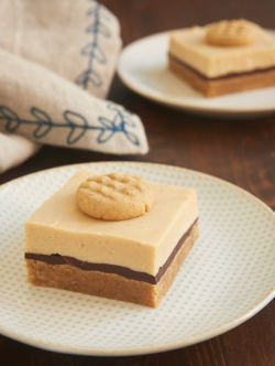 foodffs:  PEANUT BUTTER CHEESECAKE BARSReally