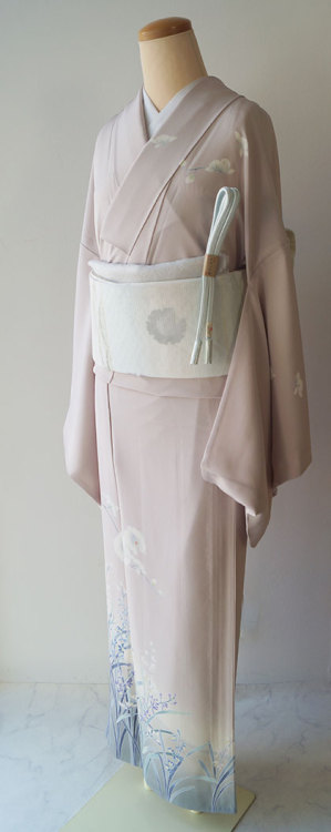 Delicate early summer kimono outfit, featuring this super soft shunran (noble orchid) houmongi, pair