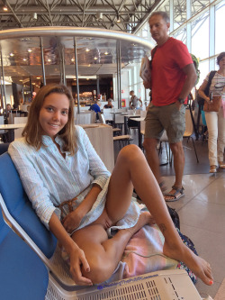 flashingthepublic:  Cuty caught flashing her very sweet shaved pussy at the airport