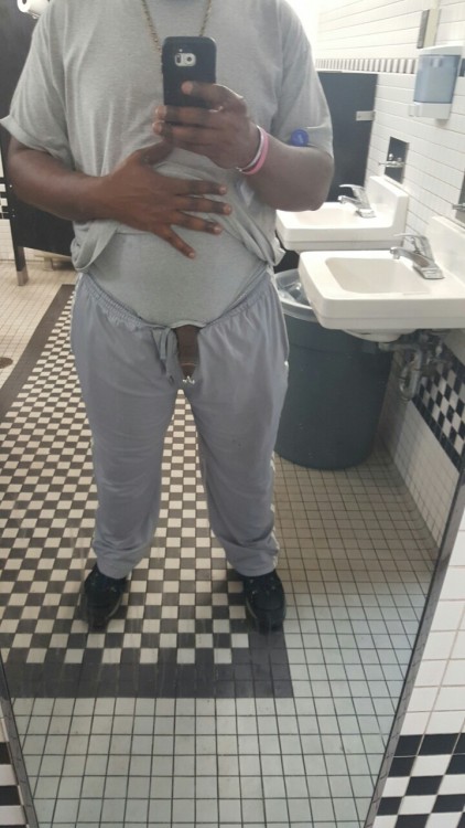 horseshoe78: Hanging out in bathroom