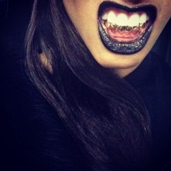 badgoddesses:  tanayahenry:  #teeth #grillin #gold #black #fur  BadXo 