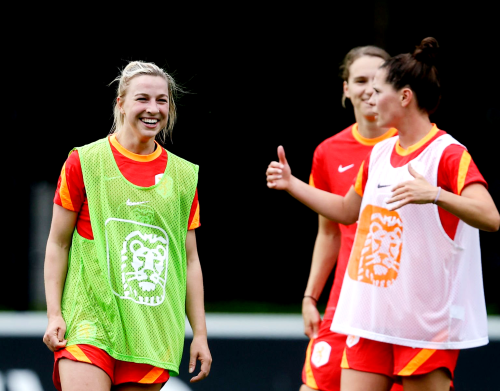 nedwnt: Jackie Groenen, Vivianne Miedema & Merel van Dongen during training at the KNVB Campus o