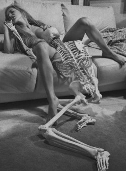 (via Skeleton Porn - Haut Slutz)