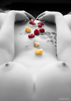 brandiesnaughtyside:  sexualwoman1971:  Just eat the fruit hun it will take you where I want you to be  Hehe omg this is just YUM! =P~