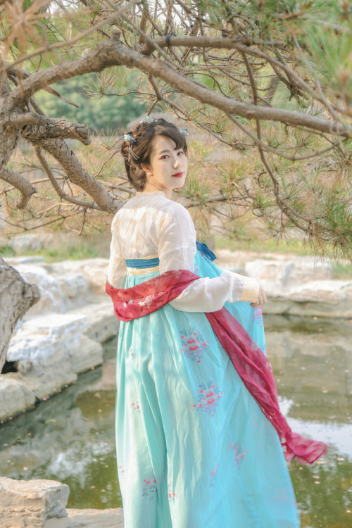 Traditional Chinese hanfu by 天青与月光