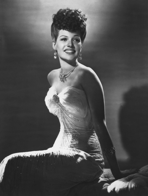 annies-classic-beauties:Rita Hayworth
