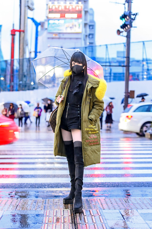 tokyo-fashion: 18-year-old Japanese student Mikael on the street in Harajuku in the rain with a black face mask, long gr