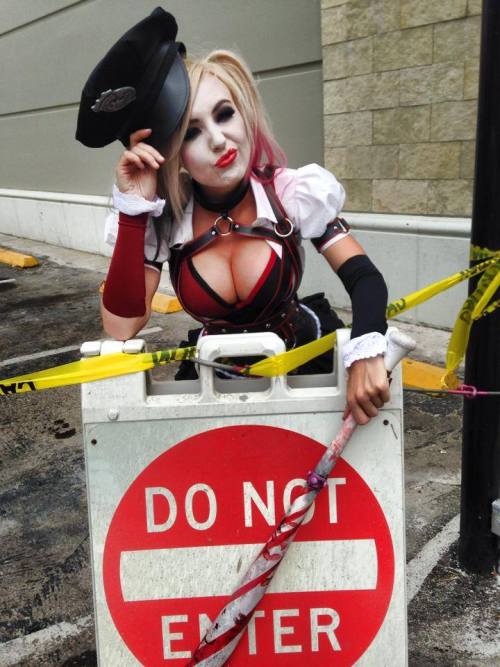 kamikame-cosplay:  Harley Quinn by Jessica Nigri at San Diego Comic Con 2014.