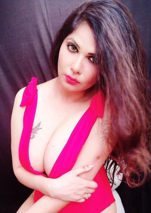 indiangalz:Pretty in pink!See more of her: www.indiangalz.com/hot-and-curvy-in-saree/Visit ww