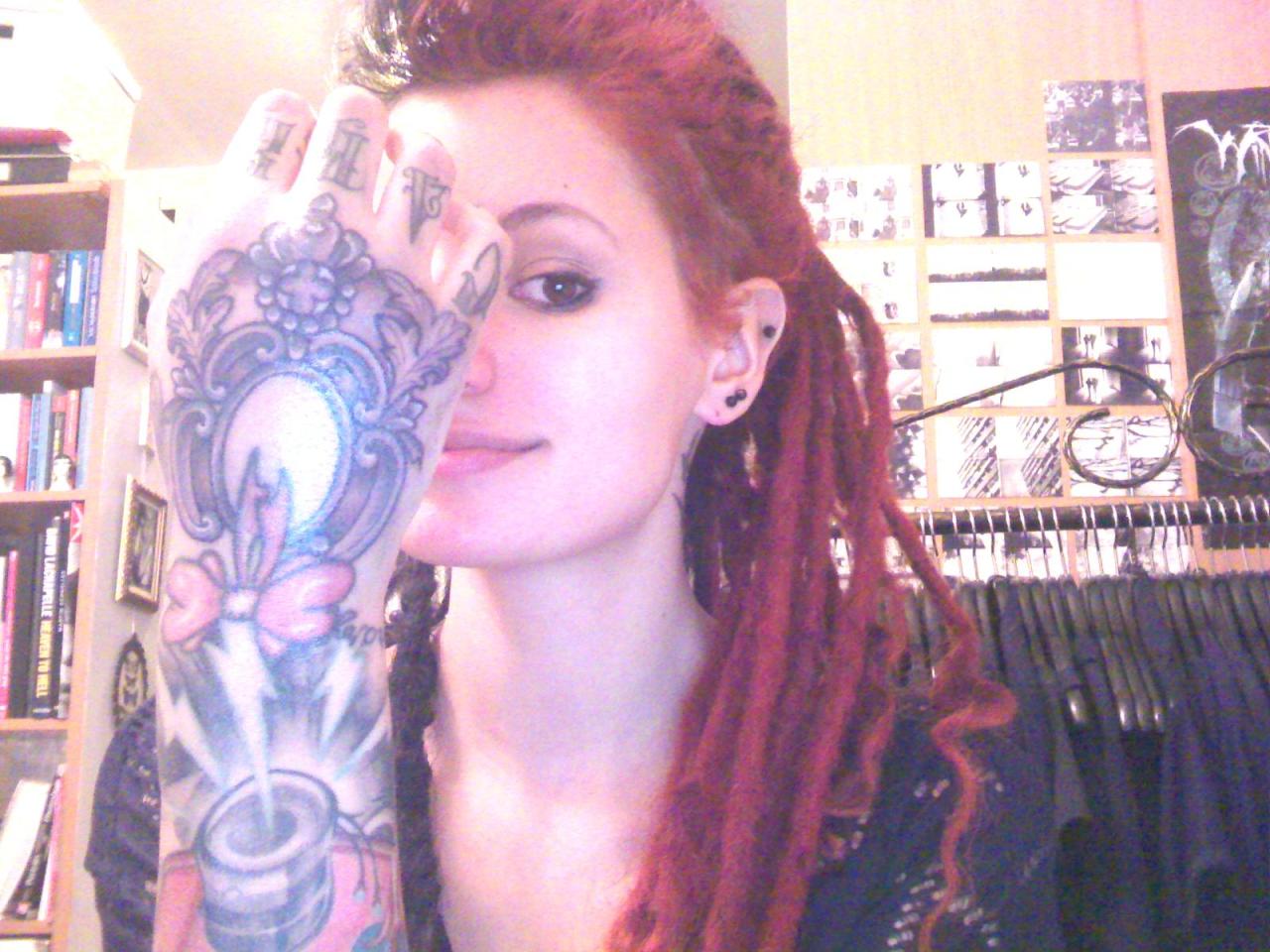 venerared:  first pics of my new hand tattoo oh i love it sooo much :D and you can’t