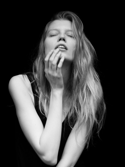 vagueism:  alexcovo:  Saara Sihvonen by Alex Covo  FASHION • MODERN