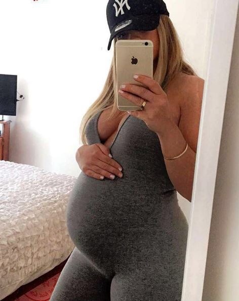 XXX pregotopia: bellylove577: Massive belly!! photo