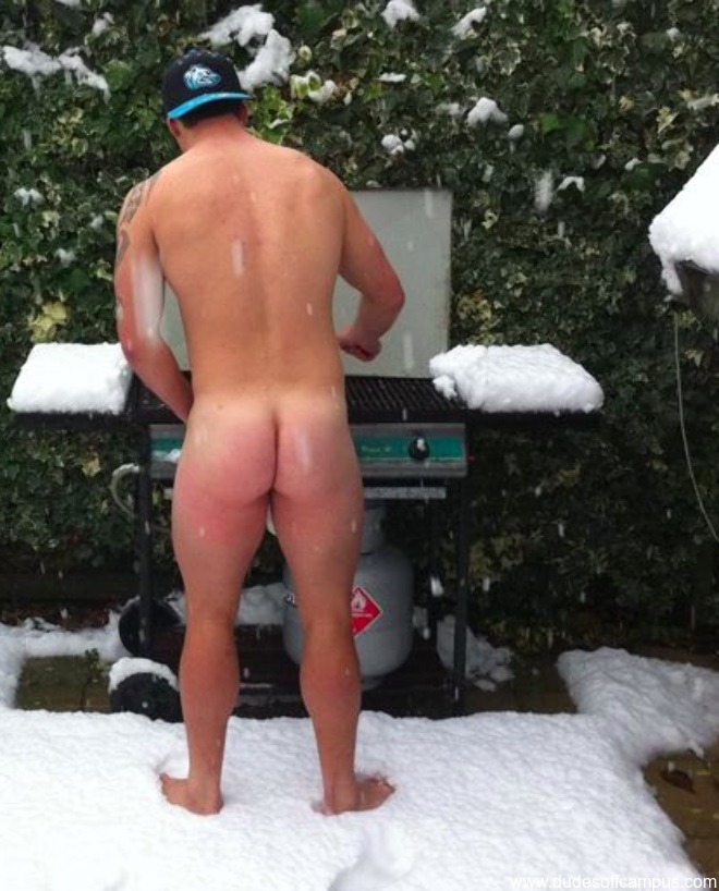 varsitynakedchef:rain, hail, shine or snow, grillin’ in the buff is the way to