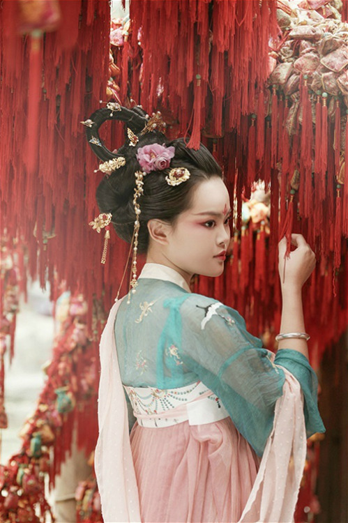 haplocke:  fuckyeahchinesefashion:  Hanfu(traditional han chinese clothing) photography. 临溪摄影  Uuuuurrrrrrgggghhhhhhhhhhyeessssssssssssssssssss
