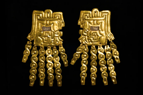 desimonewayland:Gold alloy and shell ear plates (800–550 BC), Peru.  Museo Kuntur Wasi
