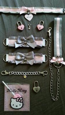 littlekohaibear:  Wrist cuffs, collar, and