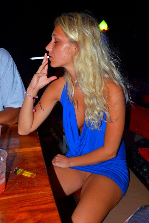 commandopussymarvel:  Smoking hot knickerless blonde