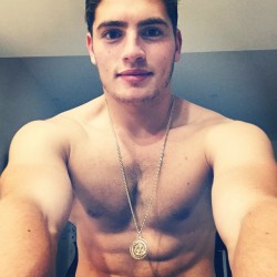 poisonparadise:  greggsulkin: #goingfortheguidolook meets #iremindmyselfofawhitesnoopdog ;) 