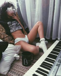 weedporndaily:  #pianoandchill 💨🎹 🍪