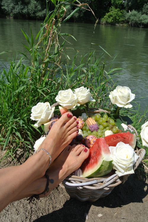 weird basket with food found…? Tribute for the rivergod???