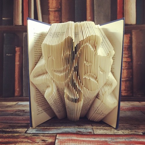 mymodernmet:  Artist Nicola Nobo Repurposes Old Books into 3d Sculptures by Carefully Folding Their Pages  