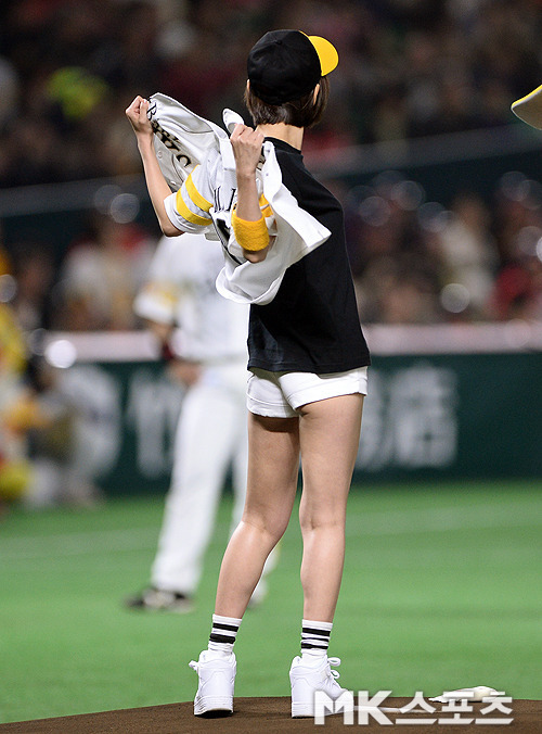 sumo0172:sumo0172:salutethesoukantoku:arifer-48:carudamon119: 篠田麻里子の始球式ｗｗｗｗｗｗｗ Sports idol Mariko! d