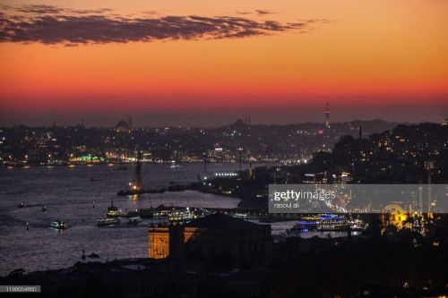 photo for Istanbul city in turkey, which showing Bosphorus sea and many of Buildings and during suns