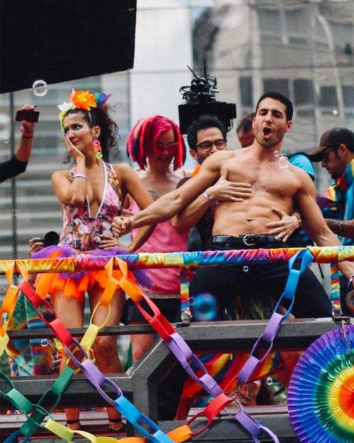 maxandthespidersfrommars: akamatthewmurdock: SENSE8 Cast filming at the Parada do Orgulho LGBT in 