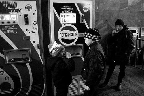 Soviet kids drinking Pepsi (late 1980s)