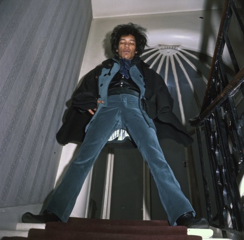 twixnmix:  Jimi Hendrix in Ringo Starr’s apartment at 34 Montagu Square, in Marylebone, London, 1966.  Jimi rented the apartment for £30 a month. He lived with his girlfriend, Kathy Etchingham, and also with his manager, Chas Chandler, and his girlfriend,