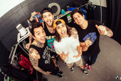 ptv-daily:  Pierce The Veil+group photos by elmakias