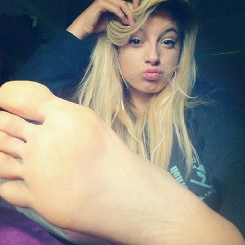 tinyfeetrcute101: 5girlytoes: feetfeethooray: ;)