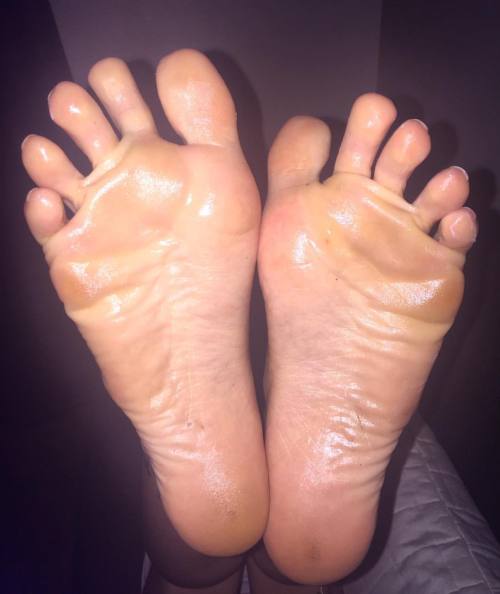 stellaelliot: Well lubricated #teamprettyfeet #pezinhos #toering #wrinkledsoles #soles #perfectfeet 