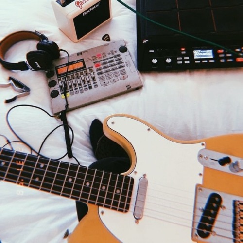 caffeineaddictedsociety:Types of music students‘Prodigy’ student: ‘Wallflower’ by LarkinsCan play al