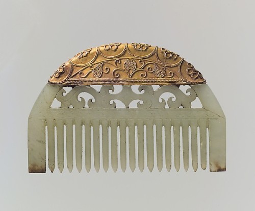 ancientpeoples: Nephrite jade and gold comb China, Eastern Han dynasty (25–220 AD); 5 x 7.5 cm