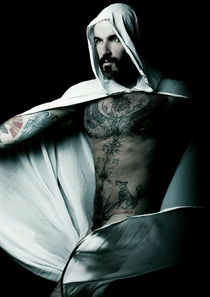 leosaquilan: Male Witch.  Ig: LeoSaquilanAciar www.instagram.com/leosaquilanaciar
