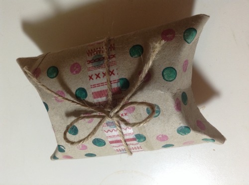 How to make a pillow box out of a loo roll for teeny Christmas presents! &hellip;may have looked bet